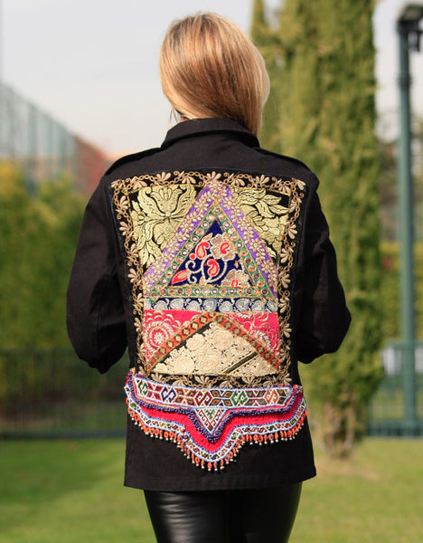 Monikmo_Black_Feature3_grande.